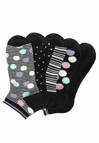 Fünf Paare schwarzer Socken mit unterschiedlichen Designs: Punkte, Streifen und Muster in Pastellfarben, darunter Rosa und Hellblau.