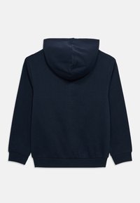 Tmavomodrá mikina s kapucňou, mäkkou textúrou, vybavená šnúrkou na kapucni, dlhými rukávmi a rebrovanými manžetami a lemom, s minimalistickým dizajnom.