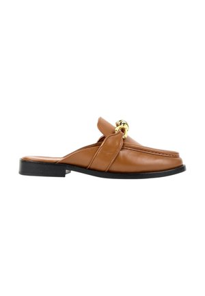 Brun læder slip-on loafer med sort sål og guldkæde tværs over toppen, set fra siden på hvid baggrund.