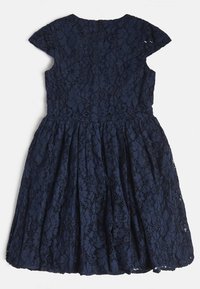 Mörkblå spetsklänning med figursydd överdel, korta ärmar och utsvängd kjol. Detaljerat blommönster i spets över hela klänningen. Dragkedja bak.