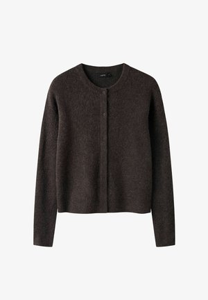 Tamnosmeđi pleteni kardigan s dugim rukavima, okruglim izrezom i zatvaranjem na gumbe. Ima teksturiranu tkaninu s mekanim izgledom.