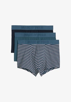 Drei gefaltete Herrenboxershorts übereinander gestapelt, Farben: Schwarz, Dunkelgrün und gestreift in Blau mit Weiß, jeweils mit blauem Bund mit der Aufschrift "MARC O'POLO".
