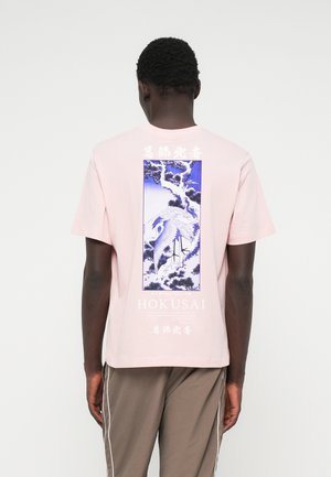 JORHOKUSAI TEE CREW NECK - Μπλουζάκι με στάμπα - powder pink