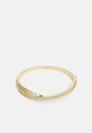 Armbånd i guldfarvet tone med et snoet design, der har ét glat bånd og ét bånd besat med små klare krystaller.