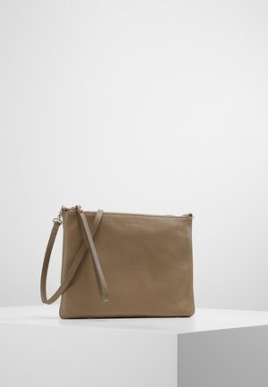 Brązowa skórzana kopertówka na nadgarstek z zamkiem błyskawicznym, prezentowana na białym piedestale na tle o jednolitym kolorze.