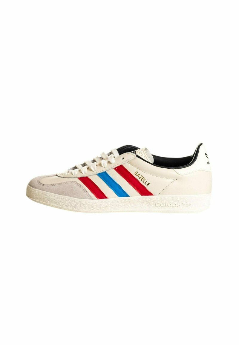 Fehér bőr Adidas Gazelle sneakers piros, kék és fehér csíkokkal az oldalán. Fűzős eleje és klasszikus gumi talpa van.
