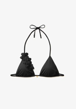 Top bikini triangolare nero con laccio al collo e applicazioni floreali sulla coppa sinistra, con un piccolo charm dorato al centro.