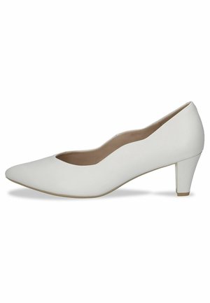 Pompe en simili cuir blanc avec un bout pointu et un talon modeste. Texture lisse, design épuré et une ouverture élégante à décolleté peu profond.