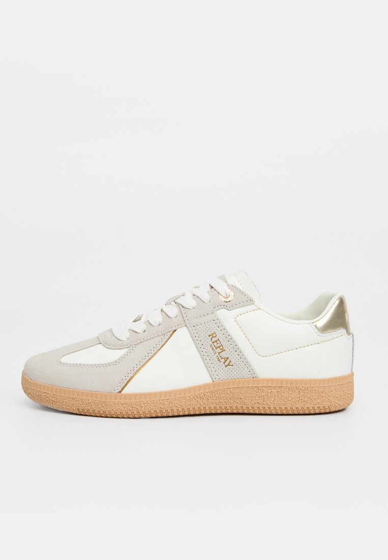 Scarpa con una tomaia in suede grigio e pelle bianca, dettagli dorati e suola in gomma marrone texturizzata. Presenta un design classico da sneaker.