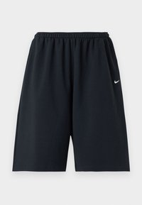 Μαύρο αθλητικό σορτς Nike με ελαστική μέση και μικρό λευκό λογότυπο Swoosh στο δεξί μηρό, απεικονίζεται σε απλό φόντο.