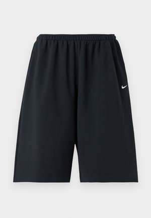 Μαύρο αθλητικό σορτς Nike με ελαστική μέση και μικρό λευκό λογότυπο Swoosh στο δεξί μηρό, απεικονίζεται σε απλό φόντο.