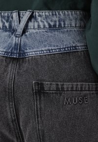 Copenhagen Muse CHARLEE - Platėjantys džinsai - black denim washed blue