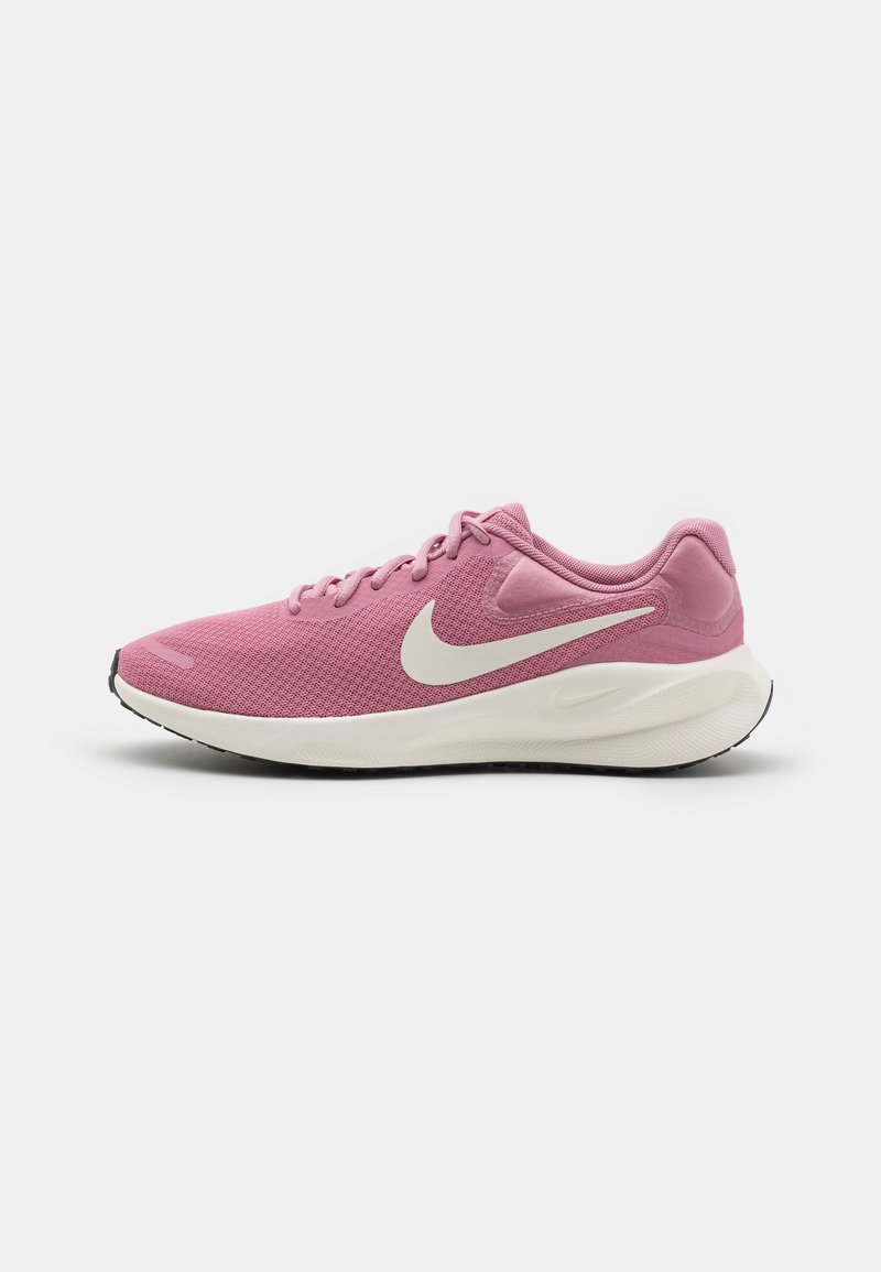 Basket rose avec une tige en mesh texturé, logo blanc et semelle en caoutchouc. Design épuré avec lacets et talon rembourré.
