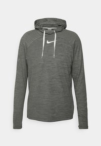 Hoodie gris à manches longues avec une finition texturée, doté d'une capuche à cordon de serrage, de manches raglan et d'un logo Nike blanc sur la poitrine.