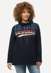 Hoodie a maniche lunghe blu navy con collo a cowl, caratterizzato da un design a quadri su un lato e stampa del testo "UNBROKEN" con accenti colorati.