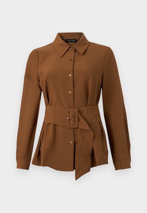 Chemise marron à manches longues avec boutons, col large et ceinture assortie en tissu avec boucle rectangulaire à la taille.