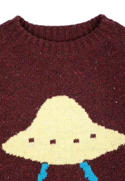 Pull tricoté bordeaux avec col côtelé et motif OVNI beige comportant quatre fenêtres noires et deux pattes bleues.
