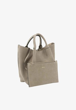 Petit sac cabas en daim taupe avec doubles poignées et pochette zippée assortie, marqué « abro » en lettres dorées.