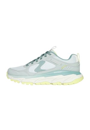 Baskets de sport gris clair avec des accents turquoise, tige en maille et synthétique, épaisse semelle intermédiaire blanche et semelle extérieure jaune, dotées d'un renfort à l'avant et à l'arrière.