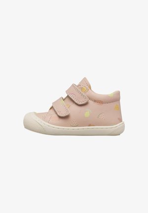 Chaussure rose pour tout-petit avec deux bandes Velcro, semelle en caoutchouc blanche et petits motifs colorés de fruits imprimés sur la tige en cuir.