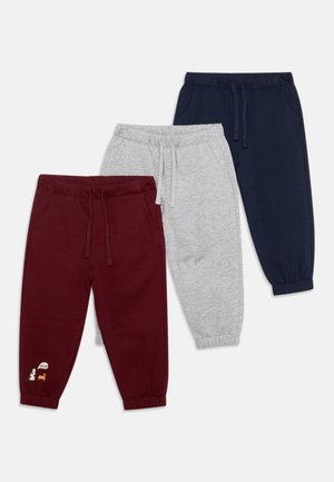 Friboo by Zalando, 3 PACK - Pantalon de survêtement - 503 - dark blue304 - bordeaux112 - mottled grey