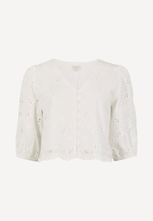 Blusa blanca recortada con mangas abullonadas, patrón floral de ojales, botones cubiertos de tela y borde festoneado.