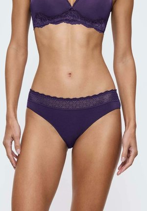 Fioletowe majtki z koronkowym wykończeniem, gładkie w dotyku, z falbaniastym pasem i klasycznym krojem. Miękka tekstura, zaprojektowane z myślą o komforcie.