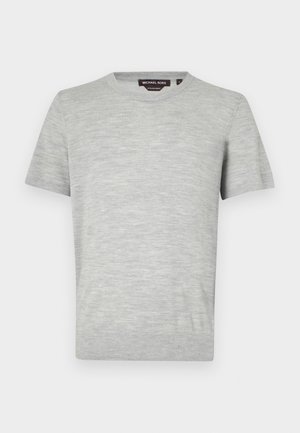 T-shirt corto grigio chiaro in un tessuto morbido e testurizzato, con scollatura rotonda e dettagli di cucitura minimi. Etichetta del marchio visibile all'interno della scollatura.