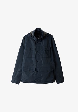 Marineblaue wasserdichte Jacke mit Kapuze, mehreren vorderen Taschen, Druckknöpfen und Zugband-Details. Glattes, strukturiertes Gewebe.