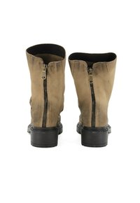 Stivali alla caviglia in suede marrone con cerniera sul retro, suola nera piatta e finitura testurizzata. Design semplice senza decorazioni visibili.