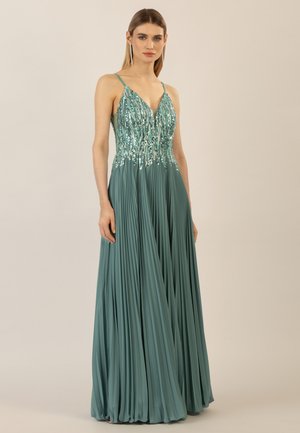 Een geplooide teal gown met een V-hals, versierd lijfje en dunne schouderbanden. De stof heeft een gladde textuur met een glinsterend effect.