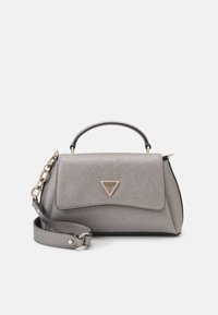 Borsa a tracolla grigia con una texture strutturata, dotata di manico superiore e una cinghia a catena rimovibile. Include un accento con logo dorato.