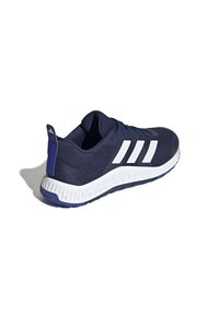 Smeđa Adidas tenisica za trčanje s bijelim prugama, s pjenastim bijelim potplatom i teksturiranim gripom, prikazana s lijeve stražnje strane.