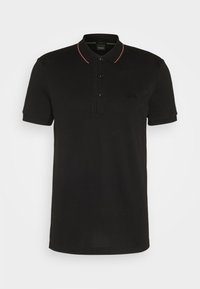 Polo noir à manches courtes avec trois boutons, petit logo "BOSS" sur la poitrine et une bordure orange subtile sur le col.