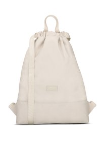 Sac à dos à cordon beige en tissu doux, doté d'une poignée supérieure, de bretelles réglables et d'une base rectangulaire avec un écusson logo.