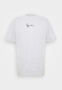 Camiseta de manga corta color gris claro con un pequeño logo en cursiva negra centrado en el pecho.