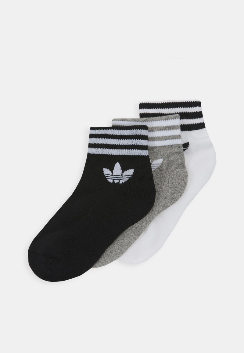 Tri par höhnih čarap v višinu gležnjev v črni, sivi in beli barvi. Vsaka ima črtasto manšeto in vsebuje logotip Adidas v kontrastni beli barvi.