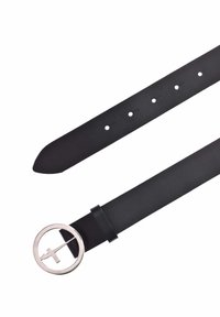 Cintura in pelle nera con una fibbia rotonda in tonalità argento con design a croce. Texture liscia e design pulito e minimalista.