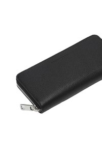 Czarny skórzany portfel o fakturowanej powierzchni, z srebrnym zamkiem błyskawicznym i eleganckim, prostokątnym kształtem. Kompaktowy i praktyczny.