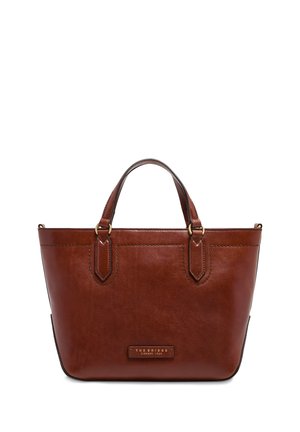 Borsa a mano in pelle marrone con doppi manici, anelli color oro e una piccola etichetta rettangolare del marchio sul davanti.