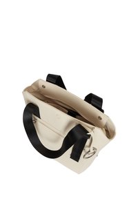 Bolso tote de piel sintética beige con asas de tela negras, un bolsillo interior con cremallera y cierres a presión. Textura suave y forma estructurada.
