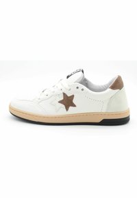 Sneaker blanche avec un bout perforé, accent en suede marron en forme d'étoile, semelle en caoutchouc beige et languette douce en gris. Lacets et languette de couleur assortie.