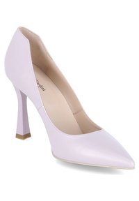 Chaussure à talon haut en cuir lavande avec un bout pointu et un talon épais. Texture lisse et un subtil accent doré à la base du talon.