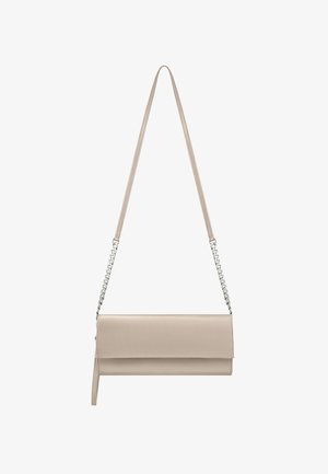 Beżowa skórzana kopertówka z klapą, wyposażona w srebrny łańcuszkowy pasek i gładką fakturę. Prosty i elegancki styl.