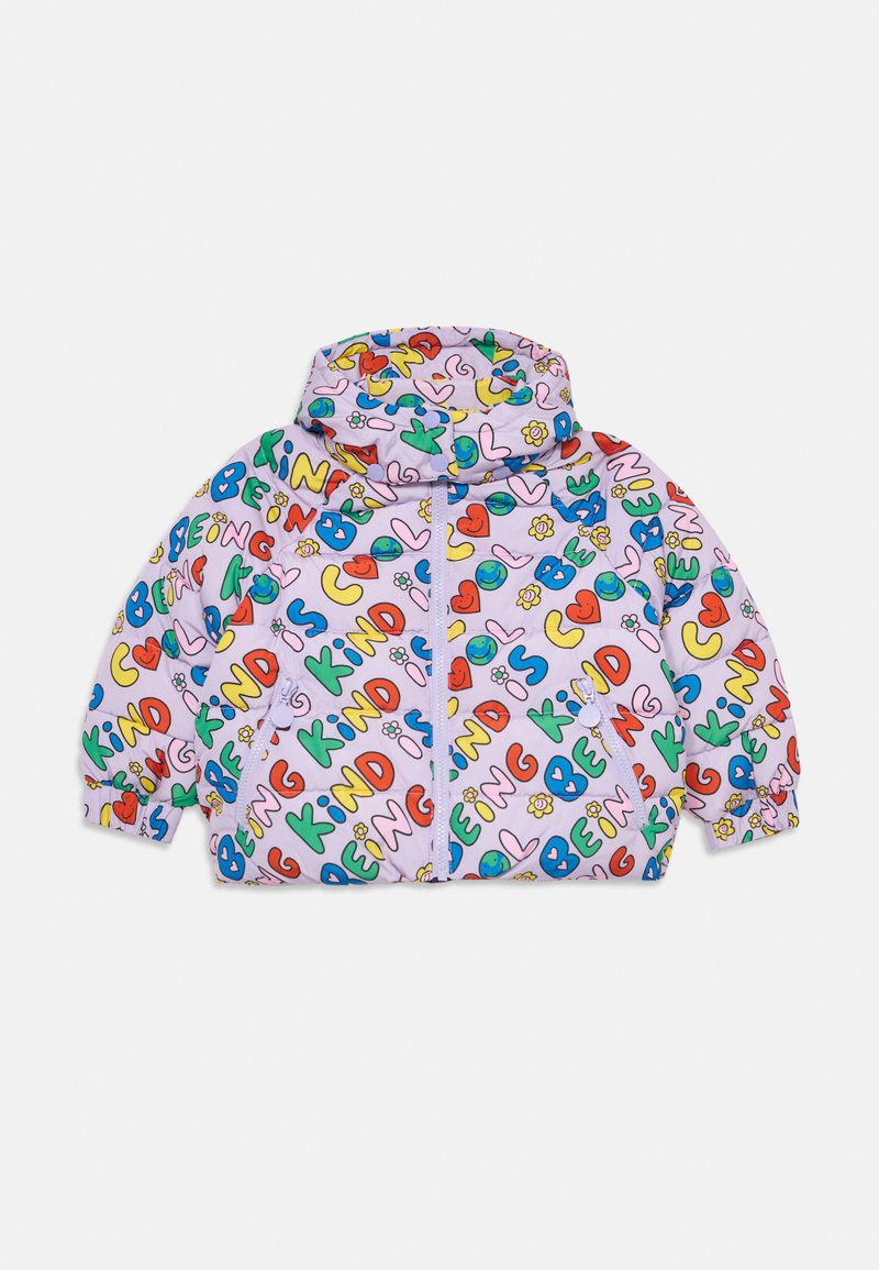 Φουσκωτό μπουφάν με λιλά φόντο, που περιλαμβάνει πολύχρωμο κείμενο και απεικονίσεις από καρδιές, λουλούδια και χαρούμενα πρόσωπα. Κλείσιμο με φερμουάρ.
