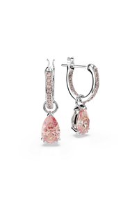 Rosa tårformade örhängen med en silverinställning, som har små rosa stenar längs bygeln. Detaljerad klorinställning framhäver den främsta stenen.