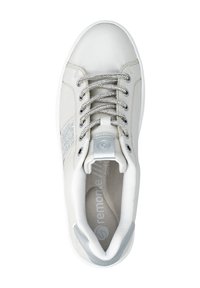 Baskets blanches avec un panneau latéral en paillettes argentées, un onglet de talon réfléchissant argenté, des lacets argentés et blancs, et un col rembourré vues de dessus.