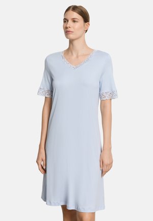 Lichtblauw nachtjapon met kanten bies aan mouwen en halslijn. Voorzien van een V-hals ontwerp, korte mouwen en een ontspannen pasvorm. Glad stoftextuur.