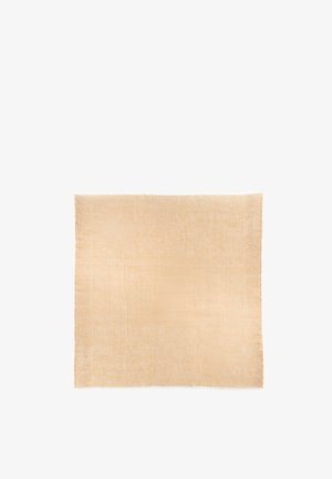 Beżowa kwadratowa chusta z delikatnymi frędzlami na krawędziach i miękką, lekko teksturowaną tkaniną.