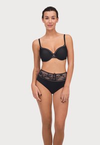 Conjunto de lencería negra que incluye un sujetador acolchado con detalles de encaje y una braguita alta a juego, todo en una tela suave para mayor comodidad.